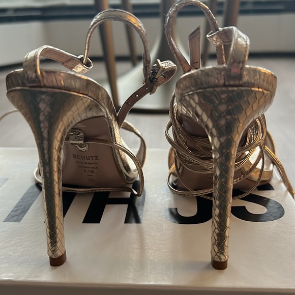 Gold heels - Picture 3 of 3